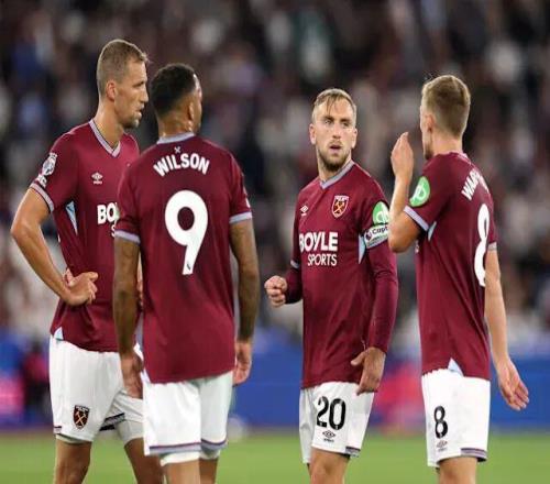 国足大战在即！7万球迷涌入，欢呼声震耳欲聋，看台全是中国红